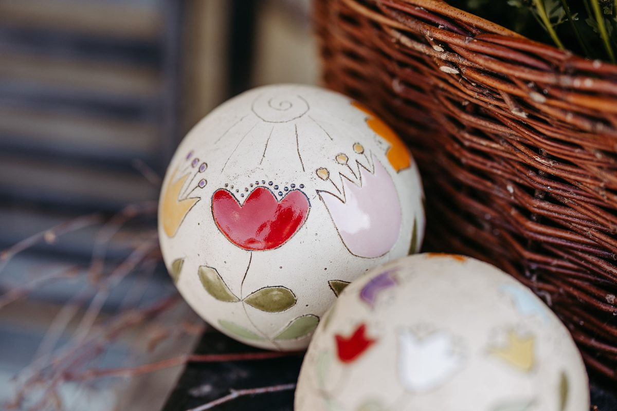 GartenKeramik: bunte Rosenkugeln im Garten