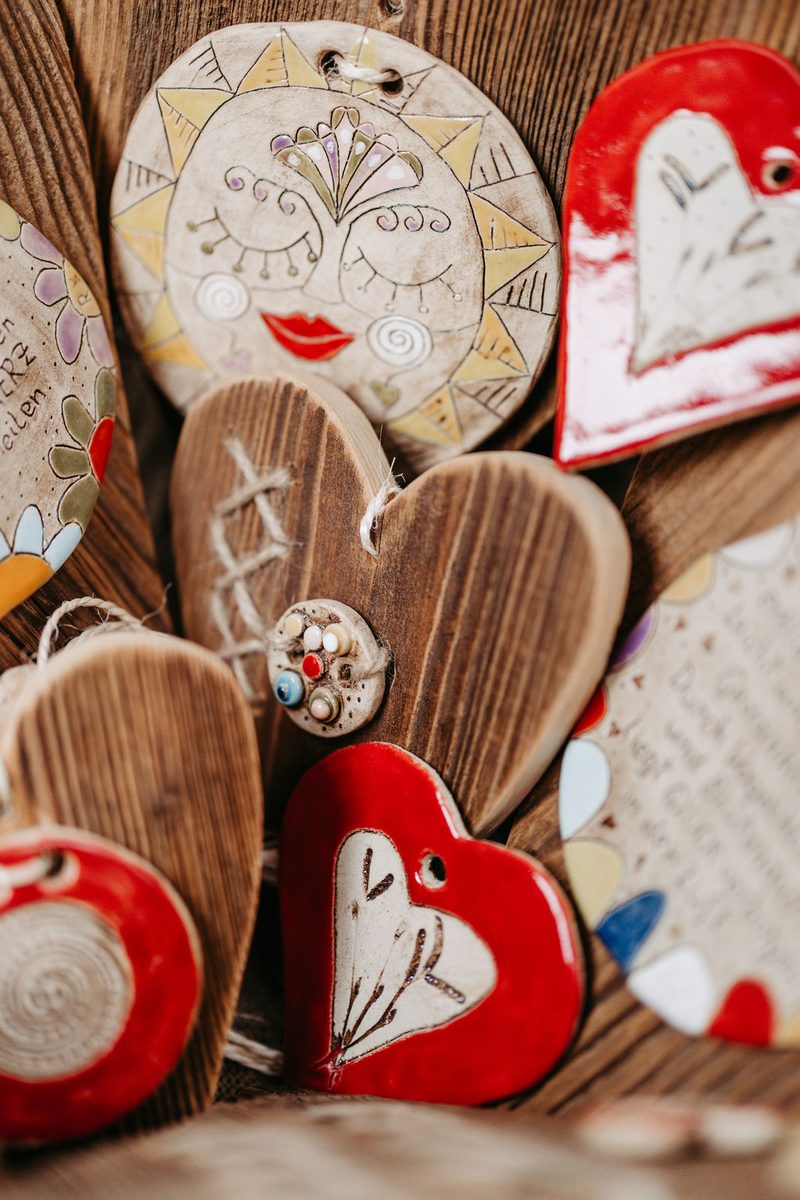 HerzensTöne: kleine handgefertigte Keramik-Anhänger