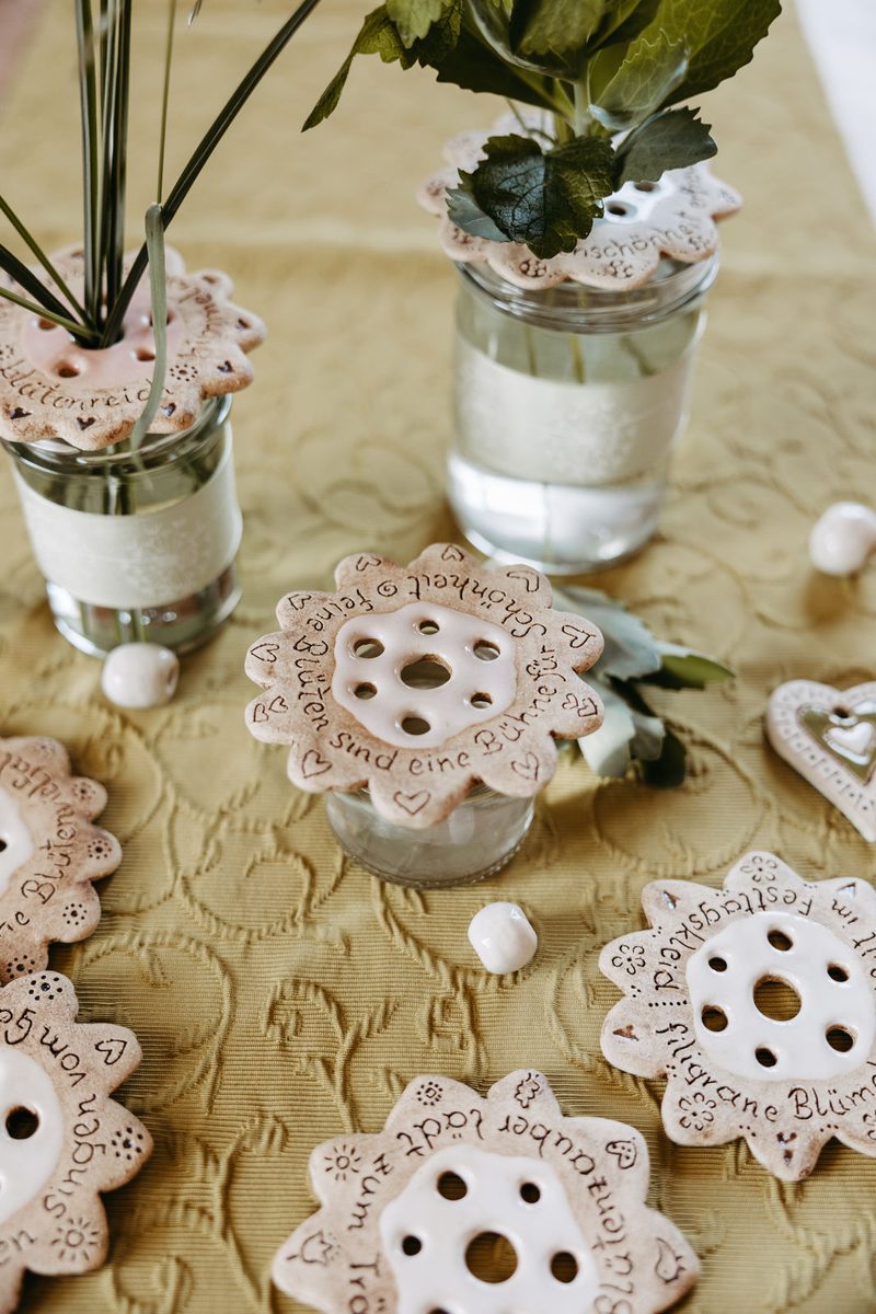 TafelTanz: handgemachte Vasen mit Blumen